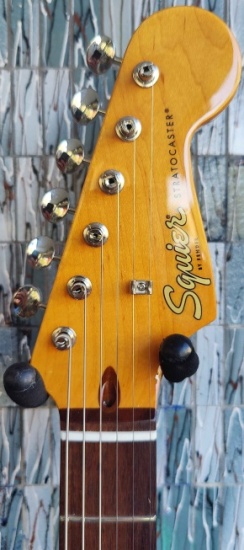 Squier Limited Edition Classic Vibe '60s Stratocaster HSS, Laurel Fingerboard, Tortoiseshell Pickguard, Sienna Sunburst