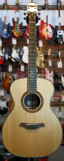 Guild Westerly Collection OM-240E Electro-Acoustic Orchestra Model