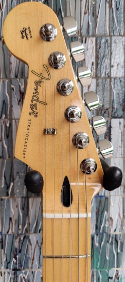 Fender Player Stratocaster Left-Handed, Maple Fingerboard, 3-Color Sunburst