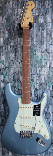 Fender Vintera '60s Stratocaster, Pau Ferro Fingerboard, Ice Blue Metallic