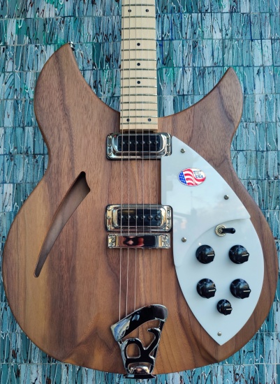 Rickenbacker 330 Walnut