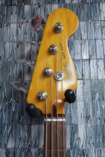 Squier Classic Vibe '60s Jazz Bass Fretless, 3 Tone Sunburst