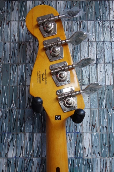 Squier Classic Vibe '60s Jazz Bass Fretless, 3 Tone Sunburst