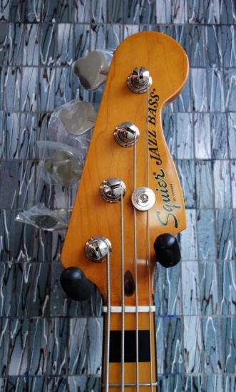 Squier Classic Vibe '70s Jazz Bass, 3-Color Sunburst