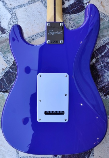 Squier Sonic Stratocaster, Laurel Fingerboard, White Pickguard, Ultraviolet