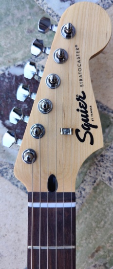 Squier Sonic Stratocaster, Laurel Fingerboard, White Pickguard, Ultraviolet