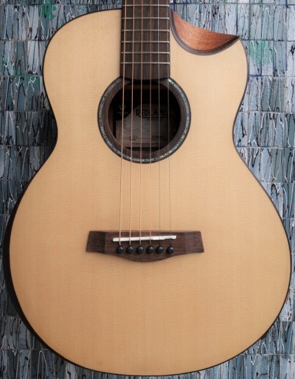 Traveler Redlands Concert Electro-Acoustic Travel Guitar, Spruce